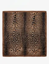 Pañuelo cuadrado de satén con estampado animal print en tonos marrón y negro, con bordes definidos.