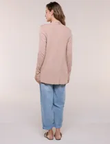 Cárdigan liviano blanco de punto acanalado, confeccionado en viscosa y elastano, con diseño de frente abierto, mangas largas entalladas y silueta fluida.