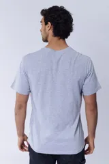 Remera gris melange de manga corta con cuello redondo, con estampa frontal ilustrativa de un tiburón acompañada del texto 'The most majestic shark'.