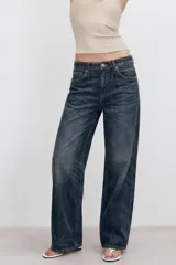 Jeans de mezclilla de tiro medio con cinco bolsillos, diseño relaxed fit de corte recto y amplio, con efecto lavado y desgaste frontal.
