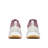 Championes Merrell modelo Alpine 83, con diseño retro en tonos rosados y beige. Confeccionados en una combinación de piel de ante y textil, cuentan con entresuela de espuma EVA para mayor estabilidad y suela de goma.