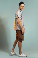 Bermuda cargo de corte recto en color beige, con bolsillos laterales tipo cargo con solapa y cierre de botón.