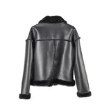 Campera de cuero sintético negro con interior y detalles de piel sintética al tono. Presenta cierre frontal metálico, bolsillos frontales con solapa y diseño de corte recto.