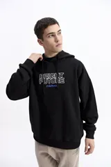 Canguro blanco de corte oversize con capucha y cordones ajustables. Presenta un estampado frontal con el texto 'BRIGHT FUTURE' en contorno azul y el logo de la marca en color naranja. Incluye bolsillos laterales.