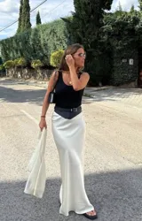 Pollera larga de seda color blanco, con cintura elástica.