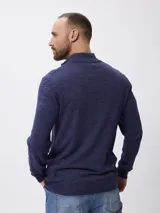 Sweater de tejido de punto color tostado, con cuello alto y cierre frontal parcial. Presenta mangas largas con puños acanalados y un diseño de corte clásico.