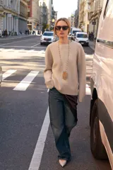 Jersey de punto de cuello redondo y manga larga, con acabados en rib en puños, cuello y bajo.