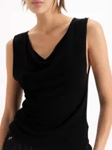 Top negro liviano con escote drapeado y diseño sin mangas.