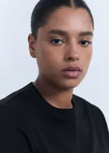 Camiseta de algodón de gramaje medio, con cuello redondo y manga corta, de corte regular y diseño recto.