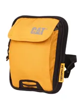 Bolso tipo morral Caterpillar, color amarillo con detalles en negro. Cuenta con compartimento principal con cierre, bolsillo frontal con solapa, parche reflectante y correa ajustable.