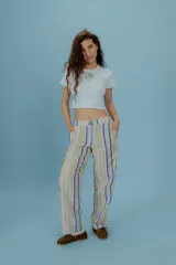 Pantalón de corte recto con estampado a rayas verticales de colores pastel.