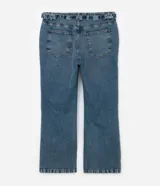 Pantalón de jean azul de tiro alto, corte recto y holgado, con cinturón a juego.