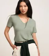 Blusa básica de manga corta y escote en V, color verde lima pálido.