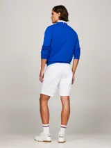 Bermuda de corte recto color blanco, confeccionada en algodón elástico.