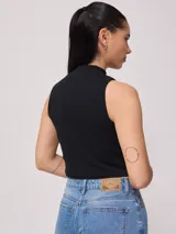 Top corto blanco de algodón con cuello alto y sin mangas.