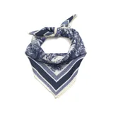 Pañuelo cuadrado de tela con estampado toile de jouy en azul marino sobre fondo blanco, con bordes definidos por franjas geométricas.