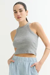 Musculosa negra corta, con cuello alto y corte ajustado.