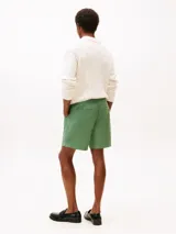 Bermuda tipo chino de corte regular, confeccionada en algodón elástico con tecnología StayFresh. Presenta cierre de cremallera con botón, bolsillos laterales y bolsillos traseros de ojal con botón.