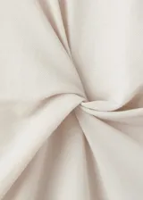 Vestido midi color beige claro, de corte recto, con cuello redondo, mangas cortas holgadas y detalle fruncido en el lateral de la cintura.