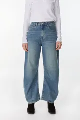 Pantalón jean de tiro alto y corte wide leg en tono azul medio, con diseño relajado.