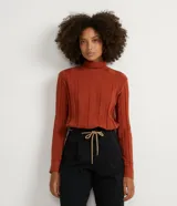 Suéter color ladrillo de viscosa acanalada, con cuello alto y mangas largas.