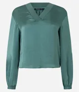 Blusa de manga larga color verde oscuro con acabado satinado y escote en V con solapa ancha.