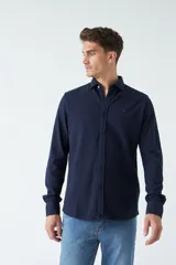 Camisa manga larga verde oliva con fit regular, mangas con botones y logo bordado.