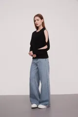 Sweater negro de algodón con cuello redondo y mangas largas con aberturas en los hombros.