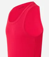 Musculosa masculina de corte regular, confeccionada en tejido acanalado de algodón con elastano. Presenta breteles medianos y diseño básico sin estampa.