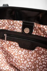 Bolso tipo tote de gran tamaño en color bordó con acabado brillante. Cuenta con doble asa de hombro y placa metálica decorativa con logo en la parte frontal.