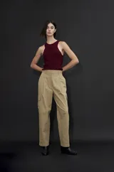 Pantalón cargo color caqui, de corte recto, con pinzas en la cintura, bolsillos laterales tipo cargo con solapa y bolsillos traseros.