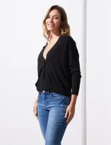 Cárdigan negro tejido en hilado fino con escote en V y un botón.