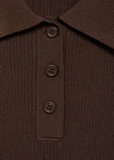 Jersey de punto fino de manga corta en color marrón, con diseño entallado, cuello polo y cierre frontal de botones.