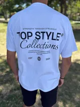 Remera blanca oversize con estampado tipográfico negro en la espalda que incluye texto y un gráfico de un globo terráqueo.