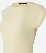 Blusa de manga corta, cuello redondo y corte ajustado, confeccionada en tejido rib de algodón.