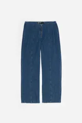 Pantalón de mezclilla de corte recto, color azul, con tiro medio y cierre frontal con cremallera visible.