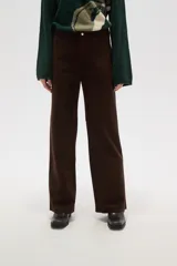 Pantalon de corte recto confeccionado en poliester, con bolsillos laterales y cierre frontal con boton.