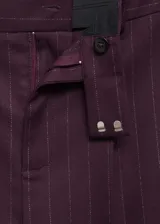 Pantalon de vestir color bordó con estampado de raya diplomática, de corte recto y diseño fluido. Cuenta con pinzas en la parte frontal, trabillas para cinturón y cierre oculto con botón, gancho y cremallera.