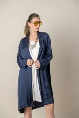 Túnica italiana larga en satén de seda color azul marino liso, de corte suelto con bolsillos laterales.