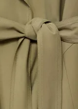 Abrigo largo de diseño recto y fluido, color verde oliva, con cuello de solapa con muesca, cierre delantero y cinturón tipo batín para ajustar a la cintura. Posee mangas largas con trabillas y dos bolsillos laterales.