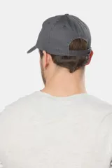 Gorra de béisbol azul de lona con logo en el frente.