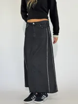 Falda larga de jean azul oscuro con corte evasé y terminación desflecada.