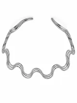 Gargantilla rígida de metal plateado con diseño ondulado de múltiples líneas paralelas.