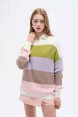 Sweater de punto de algodón con diseño de rayas horizontales multicolor, cuello redondo y mangas largas.