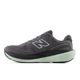 Championes New Balance modelo 1080v15, color gris oscuro con suela verde menta y detalles en tono claro. Cuentan con capellada de malla transpirable, tecnología de amortiguación Infinion en la mediasuela y el logo de la marca en los laterales.