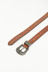 Cinto de cuero color marrón con tachas metálicas plateadas y hebilla metálica plateada con diseño labrado.