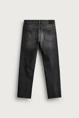 Jeans straight fit de corte recto y tiro medio, confeccionados en denim de algodón rígido con efecto lavado en color negro, de la colección especial Aaron Levine x Zara. Presentan diseño clásico de cinco bolsillos y cierre frontal con botonadura.