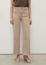 Jeans de tiro alto, color beige, con diseño culotte, perneras rectas, bajo deshilachado y cierre de cremallera y botón con trabillas para cinturón.