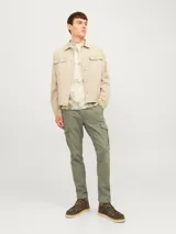 Pantalón cargo de corte ajustado, color verde oliva, con bolsillos laterales con solapa y cierre de cremallera.