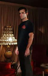 Remera negra de algodón con cuello redondo y manga corta. Presenta un pequeño estampado frontal en color rojo con el texto "BAD MOTHER F*CKER" en tipografía de máquina de escribir.